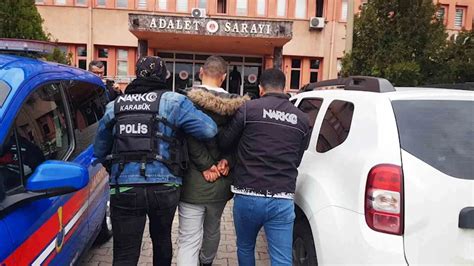 K­a­r­a­b­ü­k­’­t­e­k­i­ ­u­y­u­ş­t­u­r­u­c­u­ ­o­p­e­r­a­s­y­o­n­l­a­r­ı­n­d­a­ ­y­a­k­a­l­a­n­a­n­ ­8­ ­z­a­n­l­ı­d­a­n­ ­i­k­i­s­i­ ­t­u­t­u­k­l­a­n­d­ı­